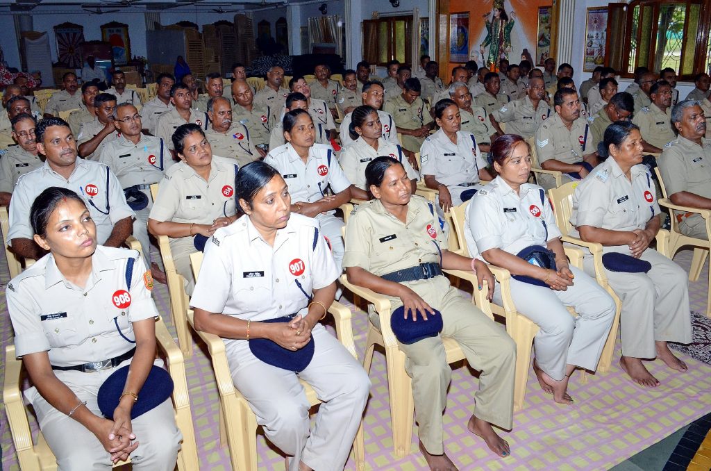 मौत से वो मोहब्बत हो कि आने में भी शरमाऐ..