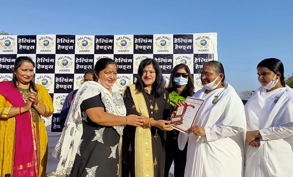 ‘हेल्पिंग हैण्ड्स' द्वारा ब्रह्माकुमारी सविता दीदी को सम्मानित किया गया