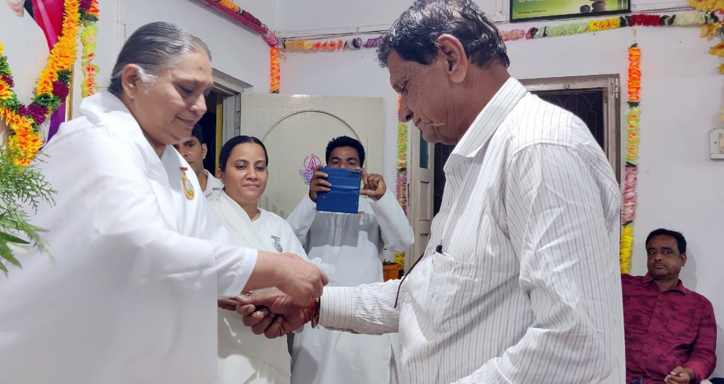 ब्रह्माकुमारी बहनों ने 850 से अधिक भाई-बहनों को ईश्‍वरीय रक्षासूत्र बांधा