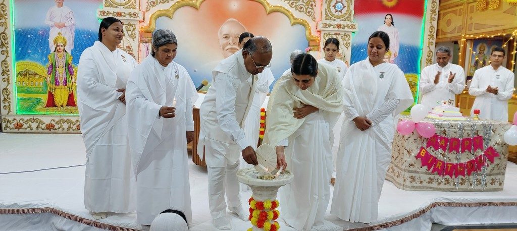 शिवरात्रि के विशाल आध्यात्मिक समागम में हजारों लोग सम्मिलित हुए