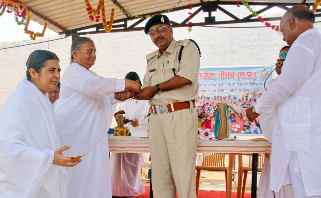 जब सूनी कलाई में राखी बंधी तो उनकी आंखों से प्रेम की अश्रुधार बह निकली...