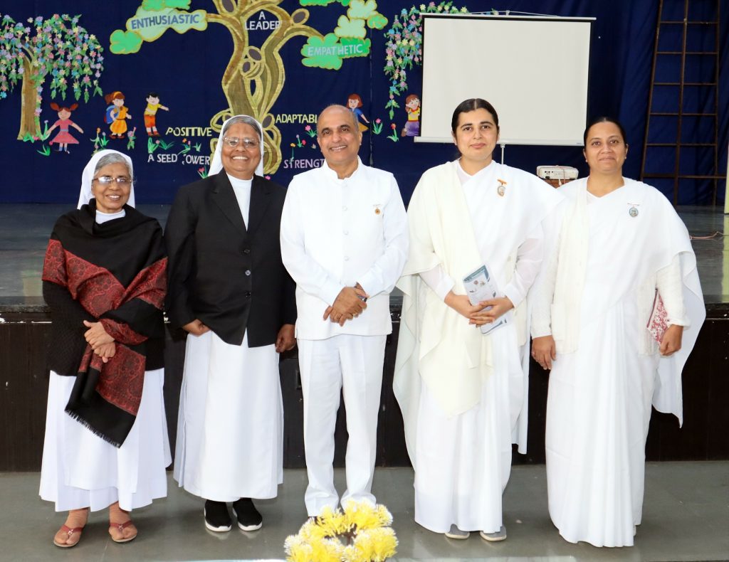 डॉ. स्वामीनाथन ने ब्रह्माकुमारी परिसर में दिव्य सत्संग कार्यक्रम के अलावा कॉन्वेंट स्कूल में प्रेरणादायी कार्यक्रम प्रस्तुत किया ।