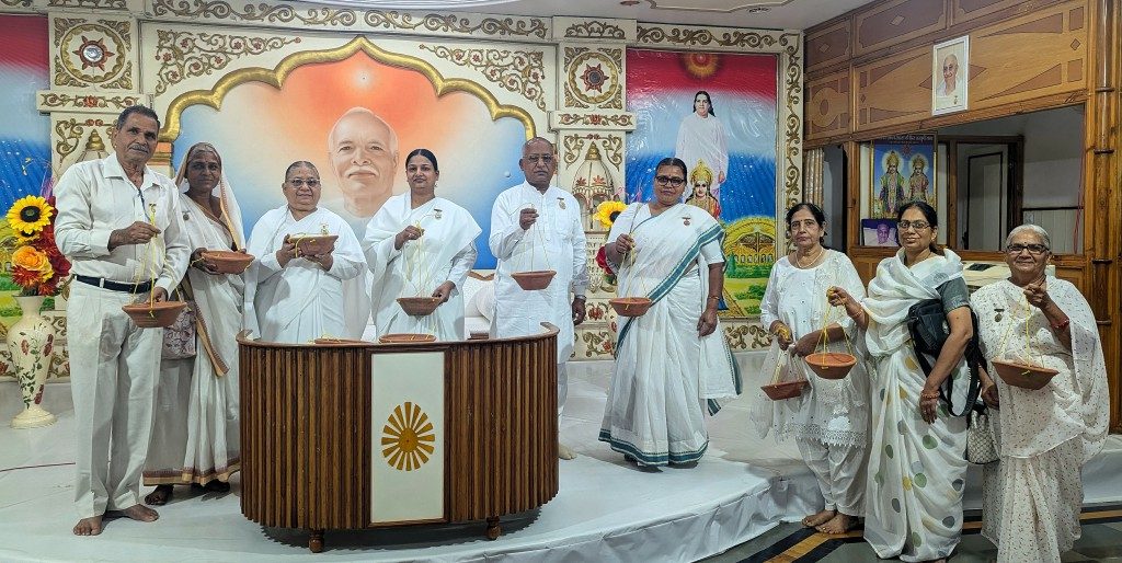 पंछियों के लिए दाना पानी की व्यवस्था हेतु सकोरे वितरित किये गए
